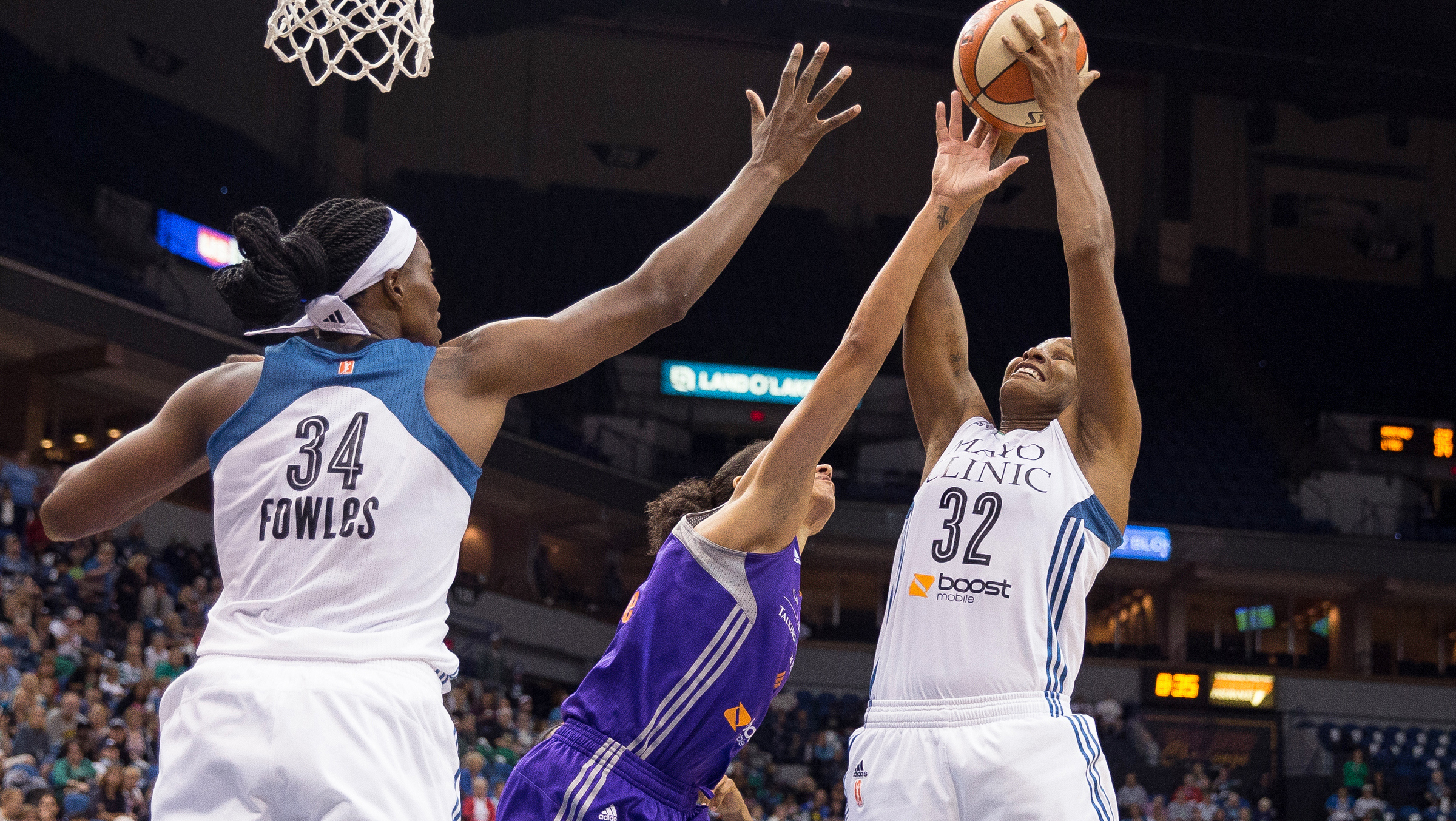 Brunson dominates the boards as Lynx take game 1 in Western Conference finals, beat Phoenix 67-60