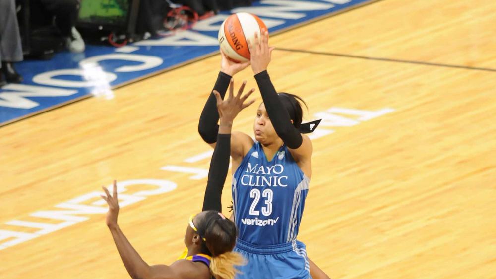 Lynx recover to take Game 2, beat Sparks 79-60