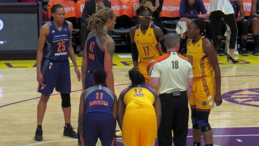 Ogwumike leads Los Angeles, Sparks stifle Taurasi, take game one in semifinals vs. Phoenix