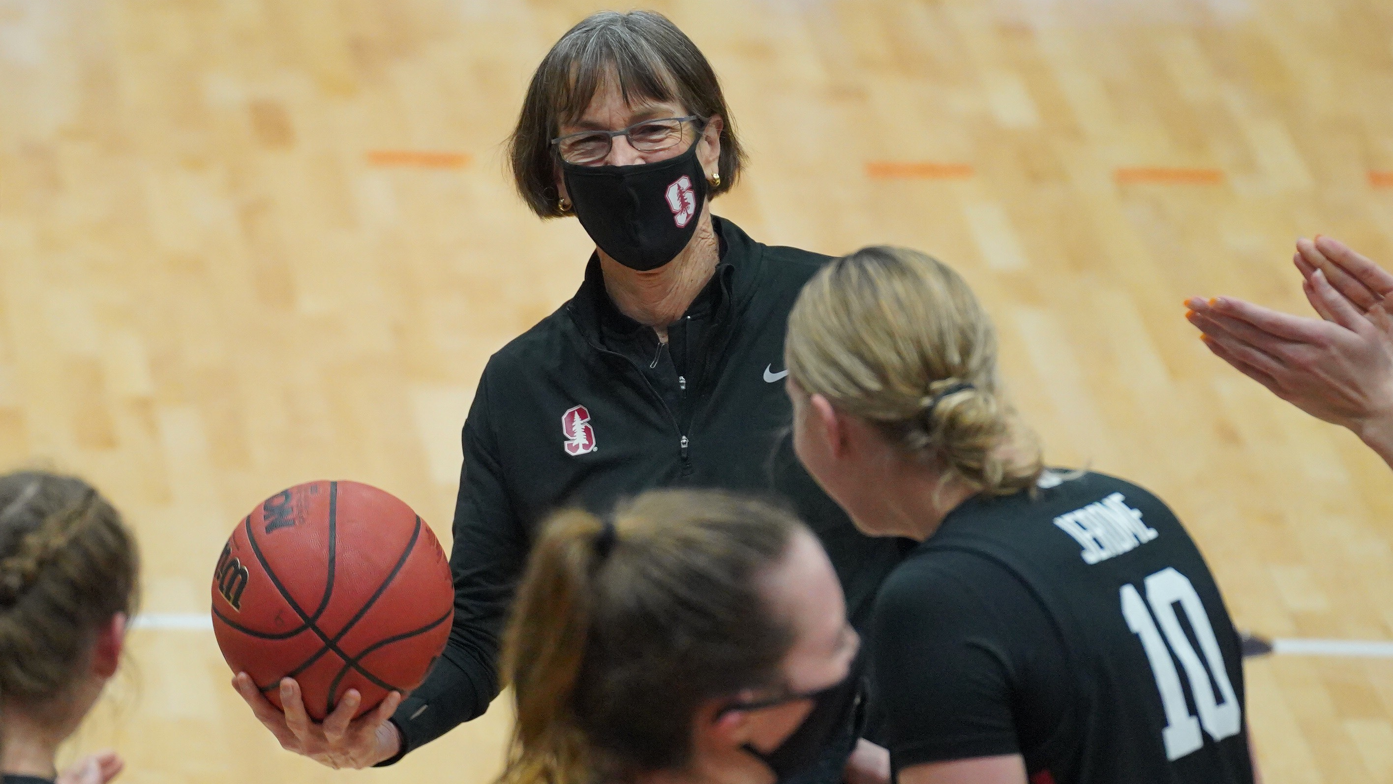 With a win over Pacific, Stanford’s Tara VanDerveer makes history, becomes the  winningest coach in women’s college basketball history