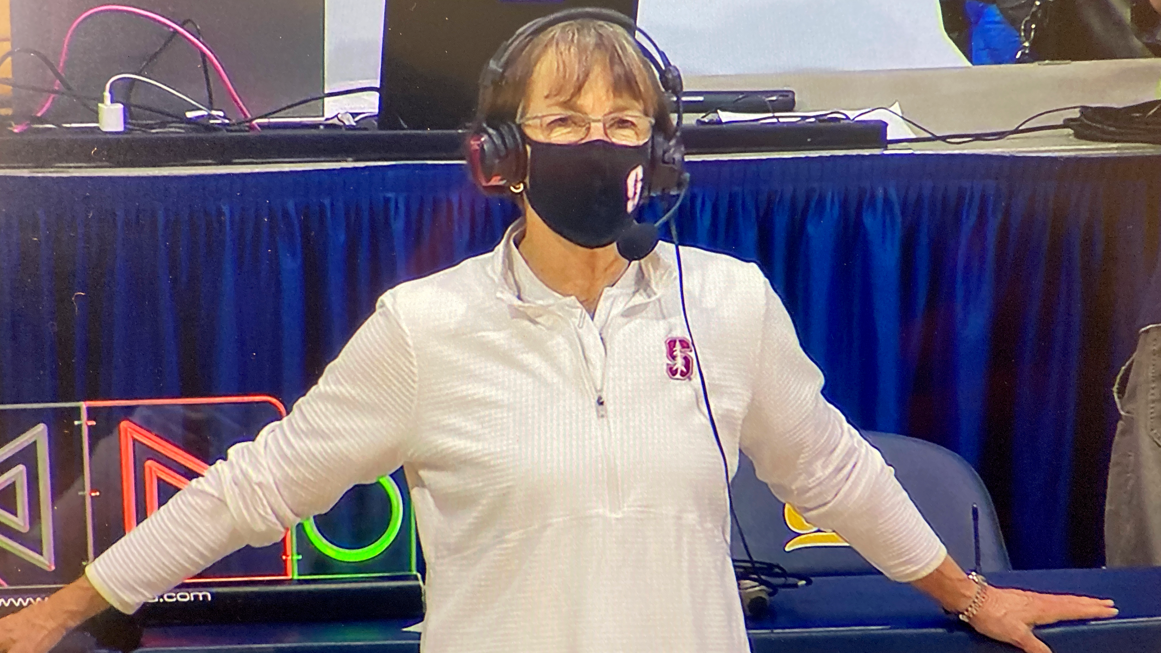 Stanford’s Tara VanDerveer ties Pat Summitt for career wins, the victory included a dunk from sophomore Fran Belibi