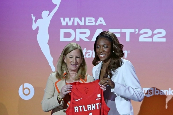 April 12, 2022 (New York) - 2022 No. 1 WNBA Draft pick Rhyne Howard and WNBA Commissioner Cathy Engelbert. Photo: WNBA Enterprises, LLC.