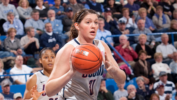 Stefanie Dolson earns place in Husky history in Connecticut’s 114-68 victory over Oregon