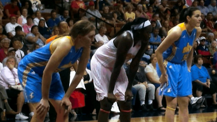 Tina Charles and bench performance lead Sun to comeback win over Sky, 82-77