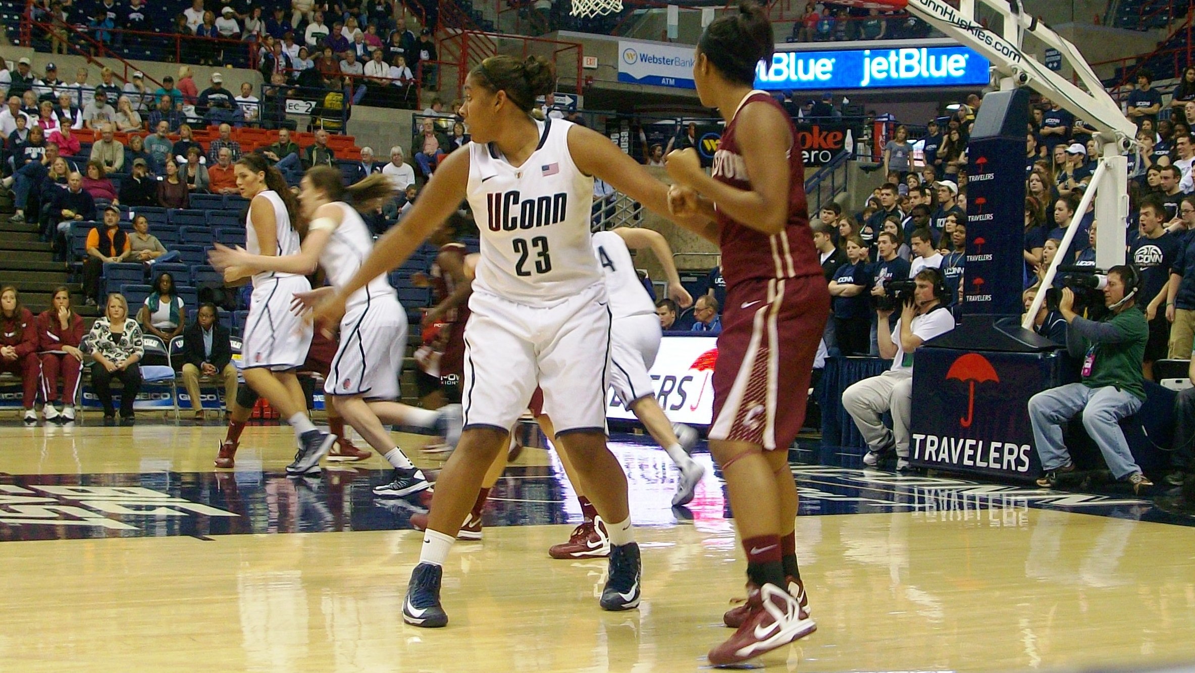 UConn handles Syracuse 87-62 as Dolson, Mosqueda-Lewis and Stewart combine for 70 points